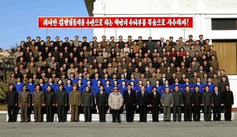 Bức ảnh này, được KCNA đăng tải ngày 25/10/2009, cho thấy ông Kim Jong-il (giữa, đeo kính), chụp cùng các cán bộ nhân viên của Liên hợp Điện lực Thanh niên ở Huichon.